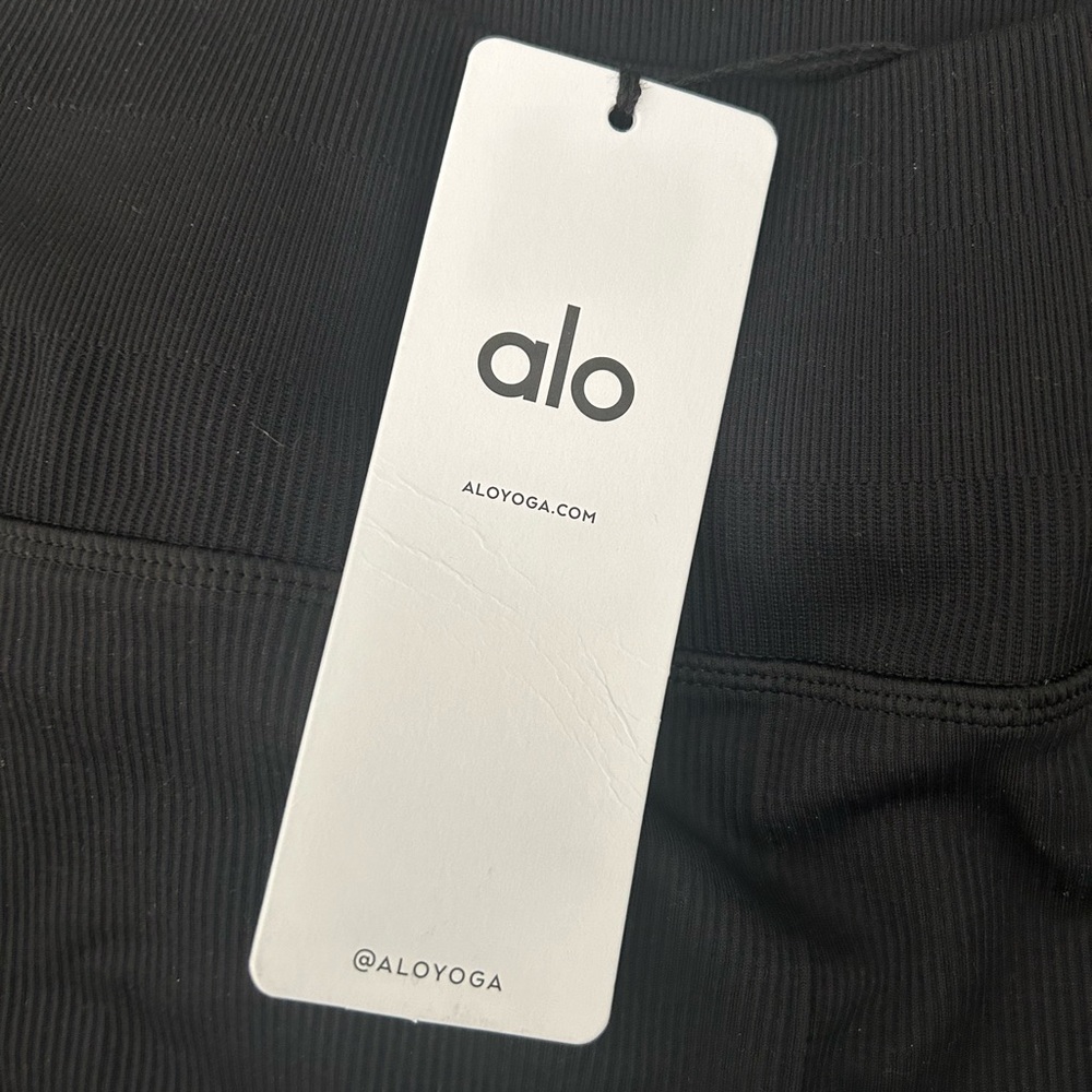 5" Seamless Ribbed Favorite Short - Picture 4 of 4